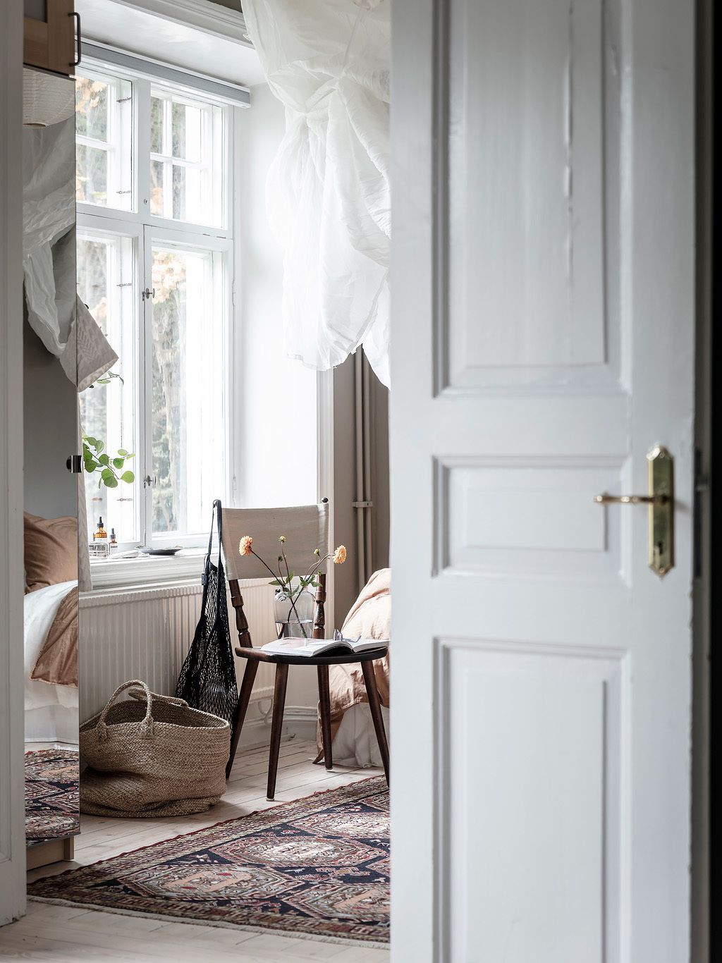 Viihtyisä makuuhuone, herkät naiselliset nuotit 